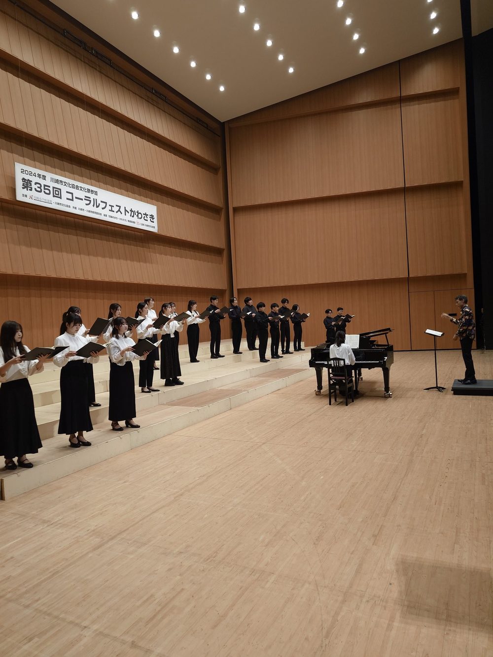 コーラルフェストかわさきのステージで歌うVoce Luminosa