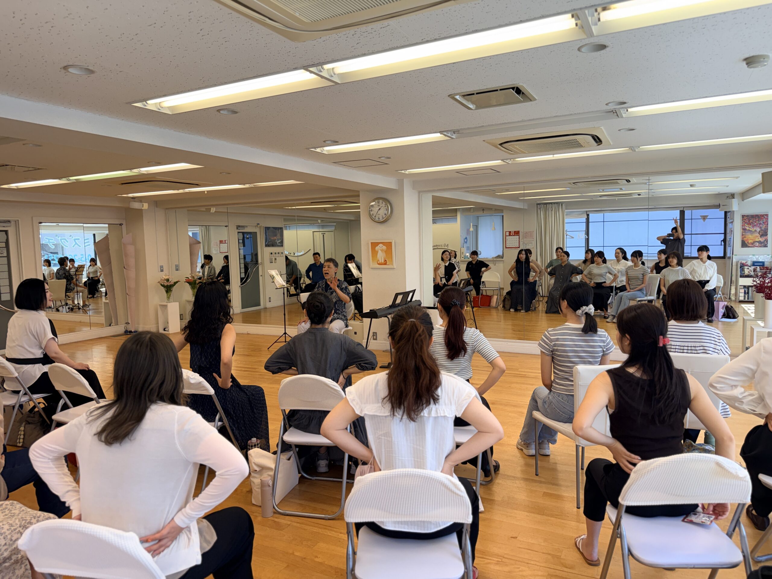 ホールの舞台で演奏するVoce Luminosaの団員たち